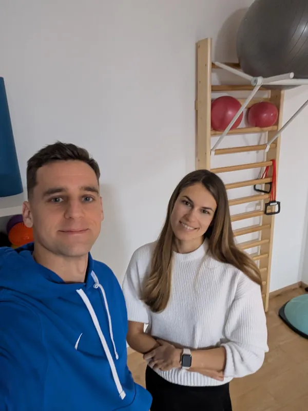 Wettstein Gergely és Katona Dóra mosolyogva a rendelőben