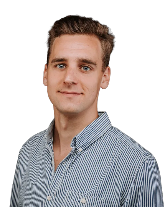 Wettstein Gergely gyógytornász, a WettsteinFizio rendelő vezetője, csíkos ingben