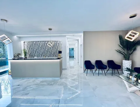 Az épület modern, elegáns recepciója és várója